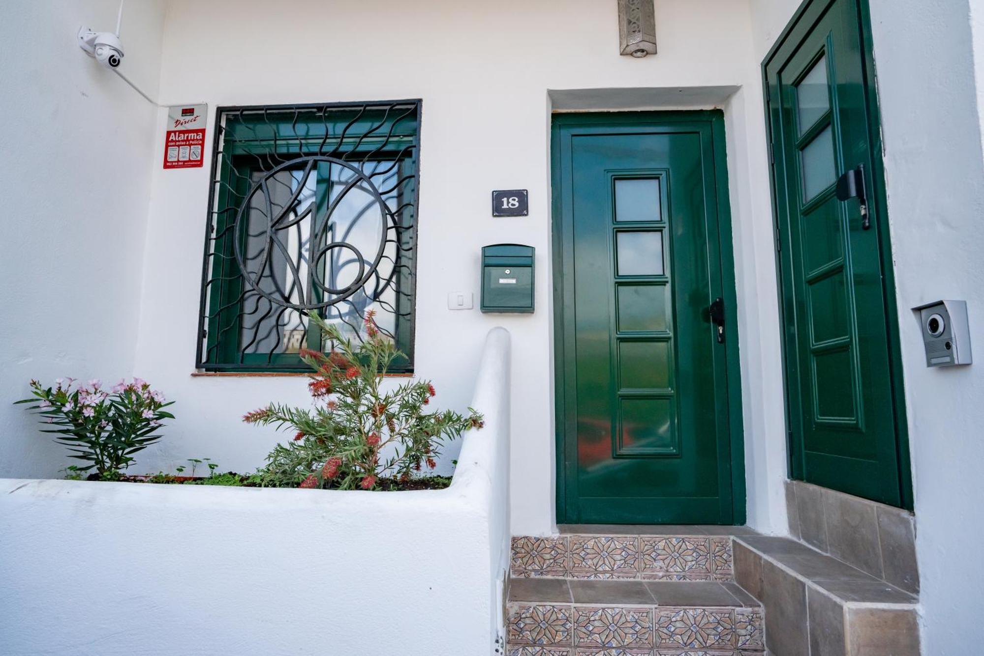 Casa Julio - Alcala Complete Coastal Retreat - Entire Apartment - 3 Min Walk From The Ocean - Shared Entrance With Host المظهر الخارجي الصورة